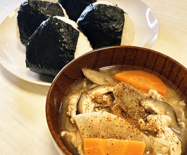 南極料理人｜ドームふじ基地の贅沢おにぎりと豚汁ランチ